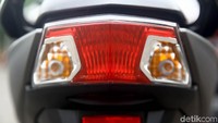Sementara lampu sen dan lampu rem masih menggunakan bohlam, uniknya lagi bentuk lampu belakang mirip dengan Yamaha Lexi hanya versi Freego agak lebih runcing dan tajam.   