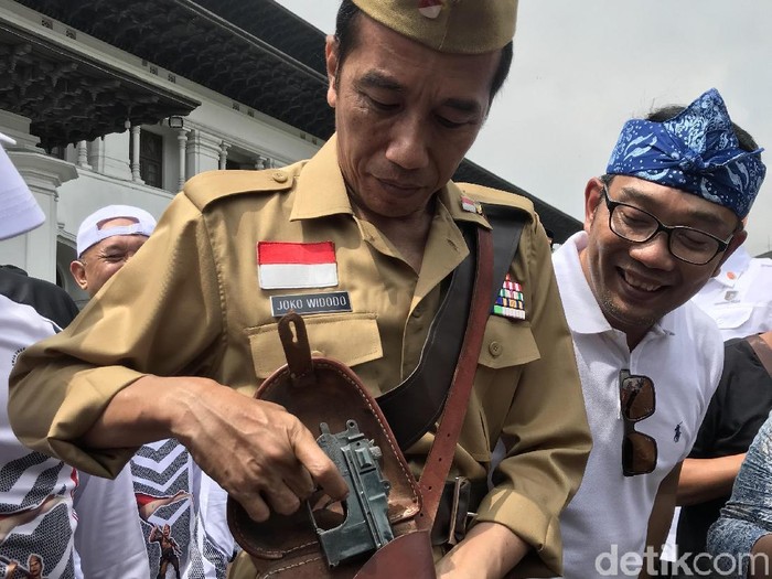 Usai Gowes, Jokowi Tunjukkan Pistol Replika di Tas ala Bung Tomo