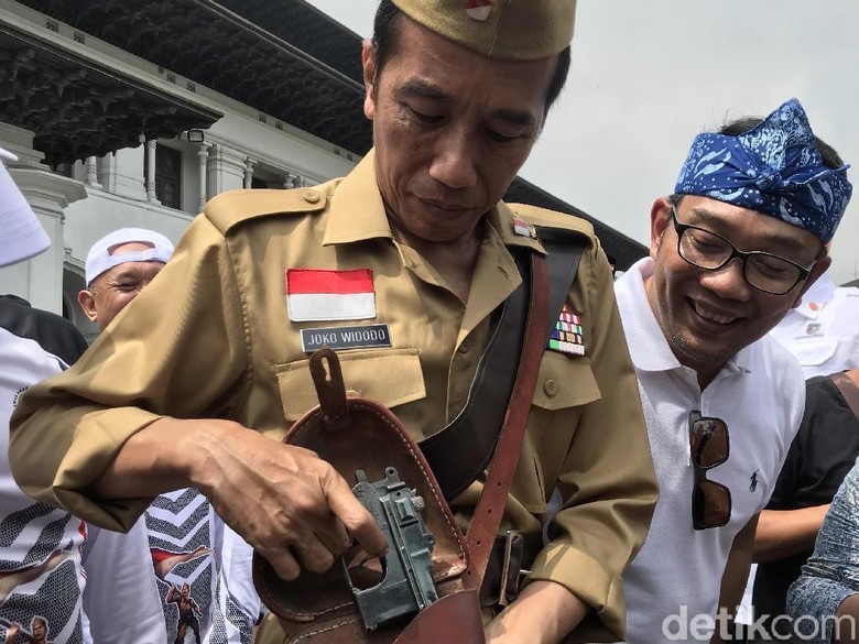 Usai Gowes, Jokowi Tunjukkan Pistol Replika di Tas ala Bung Tomo Usai Gowes, Jokowi Tunjukkan Pistol Replika di Tas ala Bung Tomo