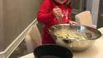 Wah, Sosialita Anak Mantan Bos F1 Ini Gemar Masak Bareng Putrinya