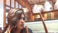 Barbie Nouva merupakan penyanyi sekaligus model, ia juga kerap menjadi DJ. Tak kalah cantik dengan Maria, Nouva kerap membagikan foto-foto serunya saat sedang makan. Foto: Instagram @official.barbienouva