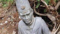 Seniman Banten Tb Ahmad Fauzi pun membenarkan hal tersebut. Menurut Ahmad, waktu itu sekitar tahun 2000 para seniman melakukan aksi penolakan pembongkaran Patung Sultan Ageng Tirtayasa. Alasan para anggota dewan merobohhkan karena merasa bahwa patung tersebut bisa berpengaruh pada akidah masyarakat.