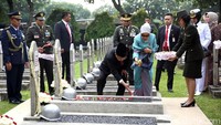 Bersama Mufidah, JK melangsungkan tabur bunga ke makam RD Suprapto, Ahmad Yani, AH Nasution, hingga Hasri Ainun Habibie.