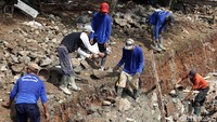 Hal itu dilakukan guna mempercepat penyelesaian perbaikan turap di kawasan Kalibata tersebut. Sehingga mampu mengatasi banjir di musim hujan kali ini.