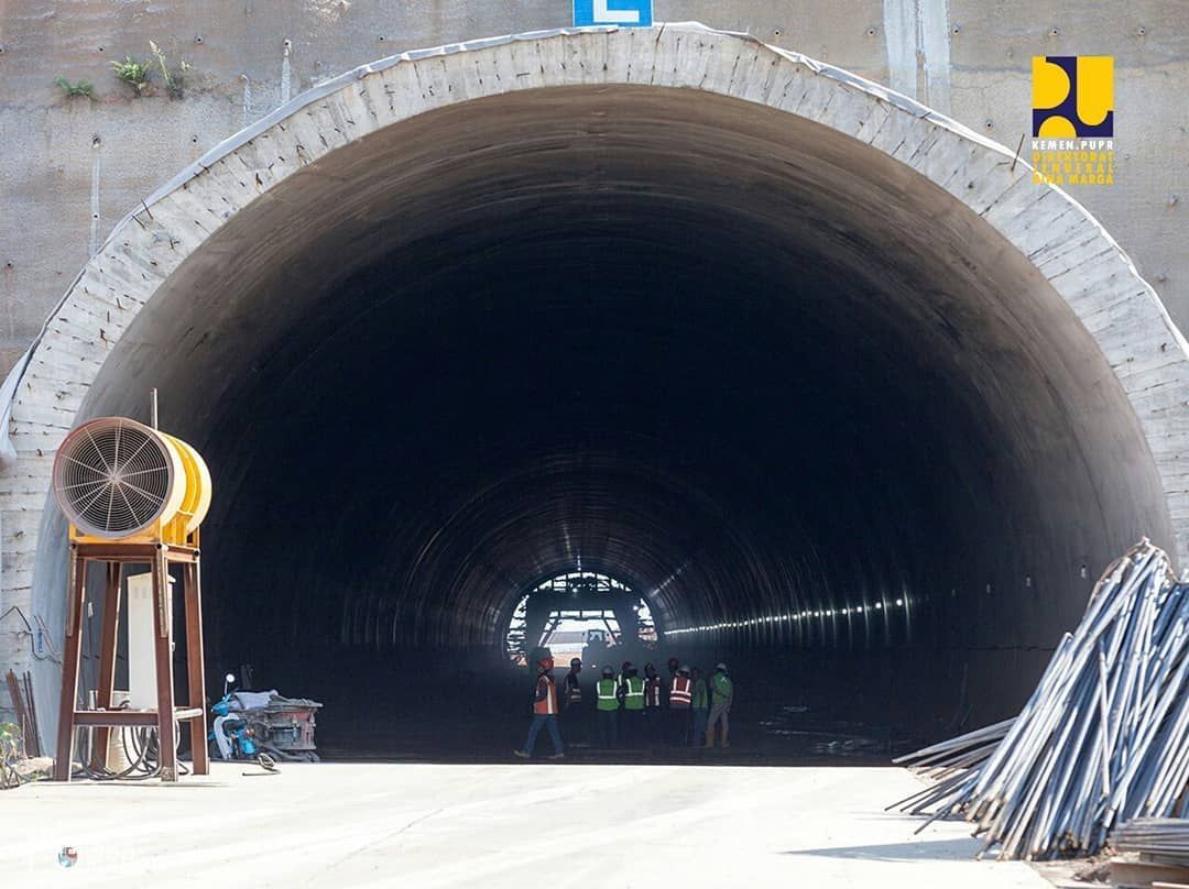 Satu terowongan sisi kiri sudah tembus pada 31 Juli 2018 lalu, sedangkan sisi satunya sudah mencapai 392meter. Tak lama lagi, masyarakat bisa menikmati perjalanan melalui seperti di arena Hotweels. (dok.instagram @info_binamarga)