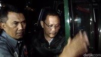 Turun dari mobil tahanan Kejati Jabar, pria berkacamata itu tak banyak berucap. Didi diam terus diam meski saat ditanya. Tangannya diborgol dan terus berjalan masuk ke gerbang berwarna merah Lapas Sukamiskin.Didi lantas menjalani proses administrasi di dalam Lapas Sukamiskin.