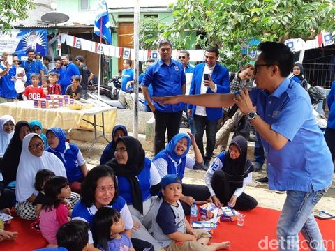 Zulkifli dan Ketua DPW Jakarta Eko Hendro Nugroho (Eko Patrio) berinteraksi dengan warga