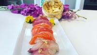 Wah! Mewah ga nih? Ibu dua anak ini sedang menikmati nigiri sushi dengan potongan ikan istimewa. Apalagi ada daun emas yang bisa dimakan. Foto: Instagram adrianalima