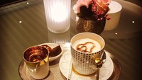 Ibu dua anak ini sepertinya doyan ngopi. Kali ini ia memamerkan minuman kopi cantik dengan keterangan, Coffee with Love. Foto: Instagram adrianalima