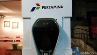 Dalam amatan detikOto, setidaknya ada 4 unit alat Stasiun Pengisian Listrik Umum (SPLU), pertama ada tulisan Kementerian Perindustrian serta label Mitsubishi Motor, dua unit berlabel Pertamina bersama pabrikan BOSCH, dan terakhir berlabel BMW i8.