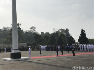 Jokowi Pimpin Upacara Hari Pahlawan di TMP Cikutra Bandung