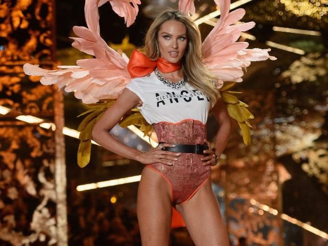 Candice Swanepoel kembali tampil di fashion show Victorias Secret 2018. Setelah lima bulan melahirkan, Candice menunjukkan body seksinya lagi. Bersama brand lingerie tersebut, wanita 30 tahun itu telah bergabung sejak 2010. Foto: dok. Getty Images