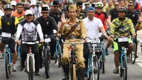 Presiden Joko Widodo (Jokowi) bersepeda ontel melintasi jalanan Kota Bandung, Jawa Barat, pada Hari Pahlawan 10 November 2018 (Foto: Antara Foto/Wahyu Putro A)
