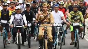 Gaya Jokowi Saat Berkeliling Kota Bandung dengan Onthel