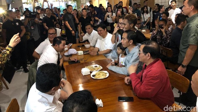 Jokowi Ngopi dan Makan Mendoan Sambil Ladeni Foto di Mal Bandung Jokowi Ngopi dan Makan Mendoan Sambil Ladeni Foto di Mal Bandung