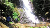 Di kolam ini pengunjung bisa berendam sambil menikmati pijatan dari airnya. 7 curug ini memiliki nama tersendiri yakni Curug Satu, Curug Dua, Curug Tiga, Curug Cibolang, Curug Cimantaja, Curug Cileutik dan Curug Cibuluh (Dadang Hermansyah/detikTravel)
