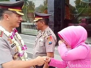 Isak Tangis Warnai Pelepasan Kapolres Madiun