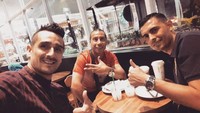 Sebelum terjerat obat haram, Martinez dikenal suka kulineran bareng teman dan keluarganya. Seperti yang terlihat pada foto ini saat ngopi santai di coffee shop. Foto: instagram @martinezzclaudio