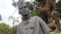 Toto pun bercerita bahwa patung itu dirobohkan atas desakan anggota dewan dengan alasan syirik. Apalagi, menurutnya waktu itu muncul partai-partai berlatar belakang Islam. Ada dua patung saat itu dirobohkan yaitu patung Pahlawan Sultan Ageng Tirtasayasa di Simpang Kebun Jahe dan patung Keluarga Berencana (KB) di depan exit tol Serang Timur.
