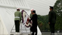 JK turut mempersembahkan sebuah karangan bunga untuk memperingati Hari Pahlawan.
