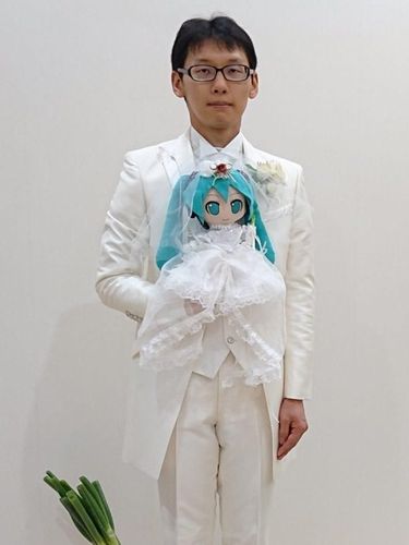 Pengantin pria, Akihiko Kondo, menikah dengan boneka. 