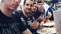  Martinez sudah menikah dengan wanita Indonesia dan membina rumah tangga di Indonesia. Namun ia kerap kumpul bareng dengan teman-temannya yang bertampang bule. Foto: instagram @martinezzclaudio