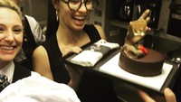 Unggahan Adriana selalu ditunggu 11,8 juta followersnya di Instagram. Ia tersenyum senang mendapat kejutan kue cokelat saat terbang dari Turki. Foto: Instagram adrianalima