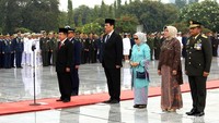 Wakil Presiden Indonesia Jusuf Kalla (JK) hadir dalam upacara Hari Pahlawan yang diselenggarakan di Taman Makam Pahlawan (TMP) Kalibata, Jakarta, Sabtu (10/11/2018).