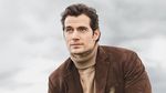 Ini Pose Keren Henry Cavill Saat Minum Kopi dan Makan Makanan Sehat