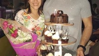 Meski sudah dewasa, tapi Jose ini terkenal dekat sekali dengan sang ibu. Bahkan di hari ulang tahun sang ibu, Jose berikan  kue cokelat dengan cupcake di setiap tingkatnya. Foto: Instagram @chefjosesarasola