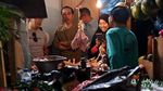 Foto: Sama-sama ke Pasar Hari Ini, Ini Beda Gaya Jokowi dan Sandiaga