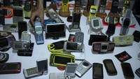 Beragam handphone jadul yang masih dapat digunakan. 