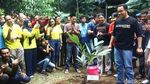 Momen Anies Tanam Buah Salak di Hari Ciliwung