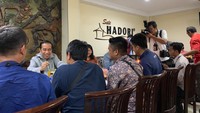 Saat menyantap sate kambing dan gula kambing dan minum air jeruk, rombongan mediapun ikut serta menemani dan berbincang.Foto: Instagram @pramonoanungw