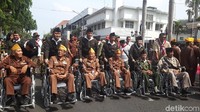 Dalam Parade Juang ini juga menampilkan berbagai arak-arakan dengan beragam kostum. Masyarakat Surabaya pun berkumpul di sini kanan dan kiri jalan untuk menilik semaraknya parade yang digelar saban tahunnya.
