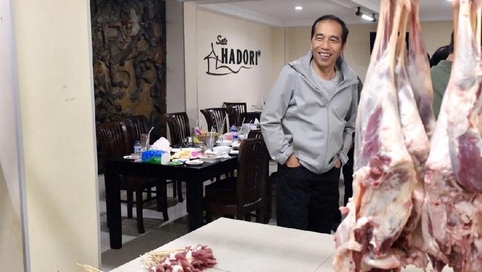 Jokowi jajan sate kambing dan mendoan di bandung