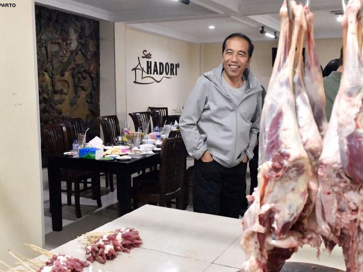 Di Bandung Presiden Jokowi Jajan Sate Kambing dan Tempe Mendoan