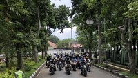 Pantauan detikcom, Jokowi tampak mengendarai sepeda motor Kawasaki W175 yang dimodifikasi, berwarna hijau. (Foto: Ray Jordan/detikcom)
