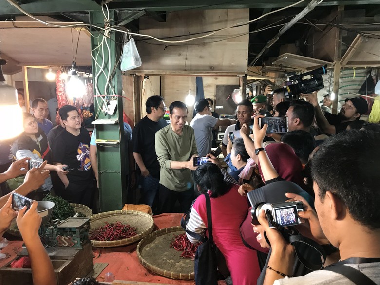 Awali Hari, Jokowi Belanja ke Pasar Ditemani Ridwan Kamil Awali Hari, Jokowi Belanja ke Pasar Ditemani Ridwan Kamil