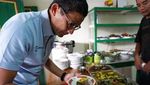 Blusukan ke Pasar Tradisional, Sandiaga Uno Cicip Kopi hingga Jajanan