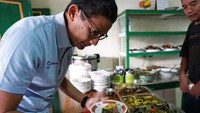 Sarapan di Warung Ijo, Sandi pun nampak mencicip hidangan khas Jawa Tengah ketika datang ke Pasar Imogiri, Bantul. Foto: Instagram @sandiuno