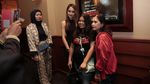 Cinta Laura Jadi Buruan Selfie di Press Screening Suzzanna