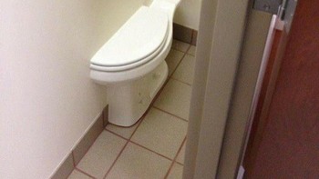 Bagaimana perasaanmu jika membuka pintu toilet dan menemukan wc-nya berbentuk seperti itu? Foto: Instagram/9GAG