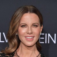 Uniknya, Kate melakukan yoga dengan kambing. Rutinitas unik tersebut nyatanya membuat Kate bugar dan awet muda.  Foto: dok. Getty Images