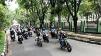 Dengan mengenakan jaket ‘Bubur Ayam Racer’, Jokowi memimpin perjalanan para bikers berkeliling singkat di Kota Bandung. Titik akhir yang dituju yakni Jalan Braga. (Foto: Ray Jordan/detikcom)