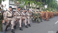 Sebelumnya, Risma membuka rangkaian Parade Juang dari Tugu Pahlawan Surabaya, di sana ada pembacaan puisi dari Sosiawan Leak. Selanjutnya parade bergeser melewati viaduk di Jalan Pahlawan, ada teatrikal pertempuran perang 10 November.
