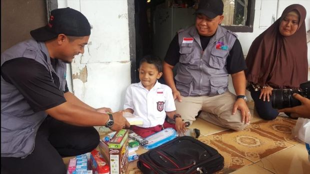 Kisah Adul, Merangkak 3 Km ke Sekolah dan Mimpi Jumpa Jokowi