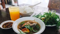 Keturunan Palembang, Fanny sempatkan kulineran kala mudik. Pindang ikan jadi menu favoritnya. “Paling suka pindang ikan........ pake nasiiii... lalapan... sambel mangga. sedap niannnnn,” kata Fanny. Foto: Instagram fannyghassani
