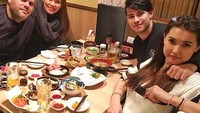Meski menjalani hubungan jarak jauh, tapi Jose dan Maria sering bertemu. Buktinya Jose rela pergi ke Sapporo, Jepang, demi bertemu dengan sang kekasih. Tentunya ditemani dengan sushi dan bir dingin. Foto: Instagram @chefjosesarasola