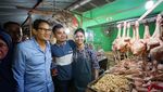 Blusukan ke Pasar Tradisional, Sandiaga Uno Cicip Kopi hingga Jajanan